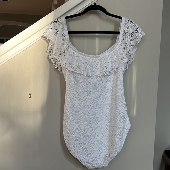 LAUREN RALPH LAUREN Off-The-Shoulder Tummy-Control Crocheted Swimsuit. - Picture 5 of 11